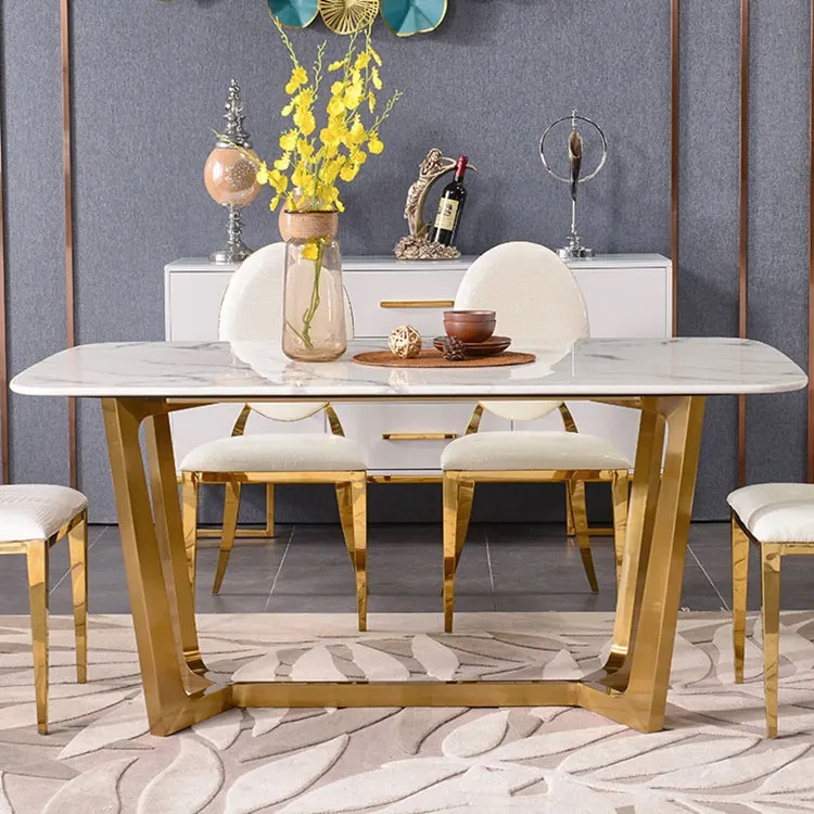 ekskluzywny stół na złotych nogach do jadalni z marmurem