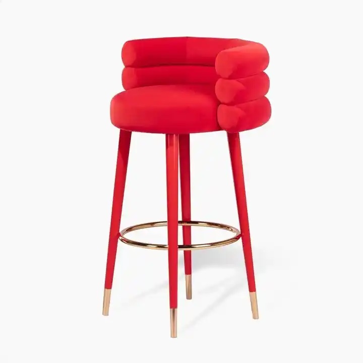 czerwone krzesło barowe ze złotymi nogami