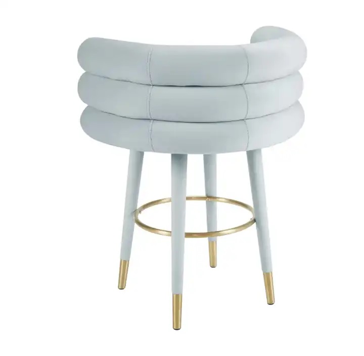 błękitne krzesło barowe ze złotymi nogami