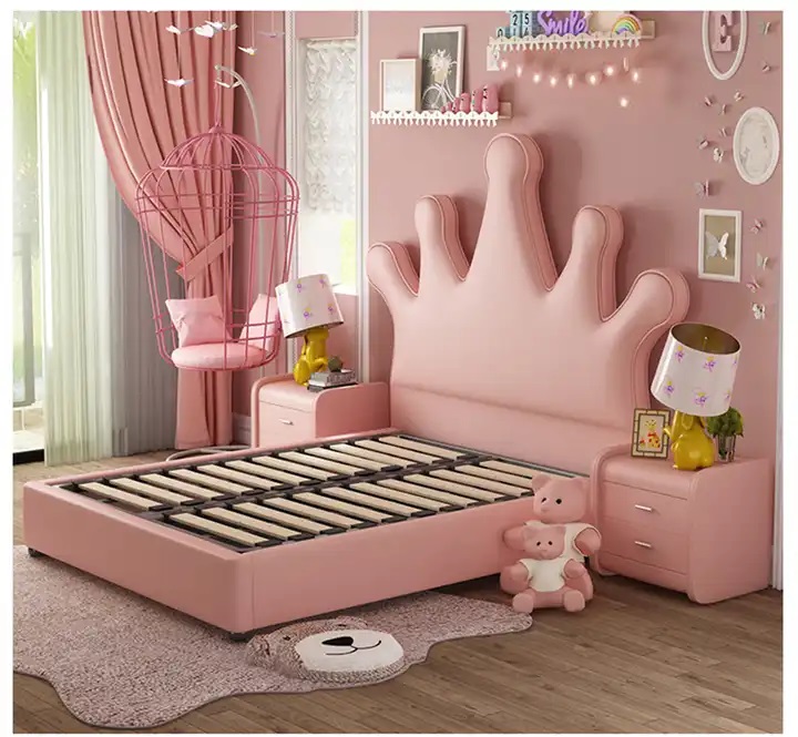 różowe łóżko dla dziewczynki z koroną