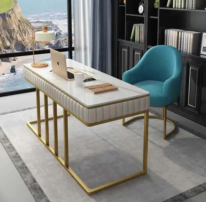 biało złote biurko z marmurowym blatem i ekoskórą