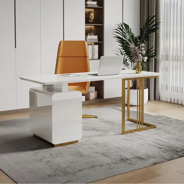 biurko lakierowana na złotych nogach