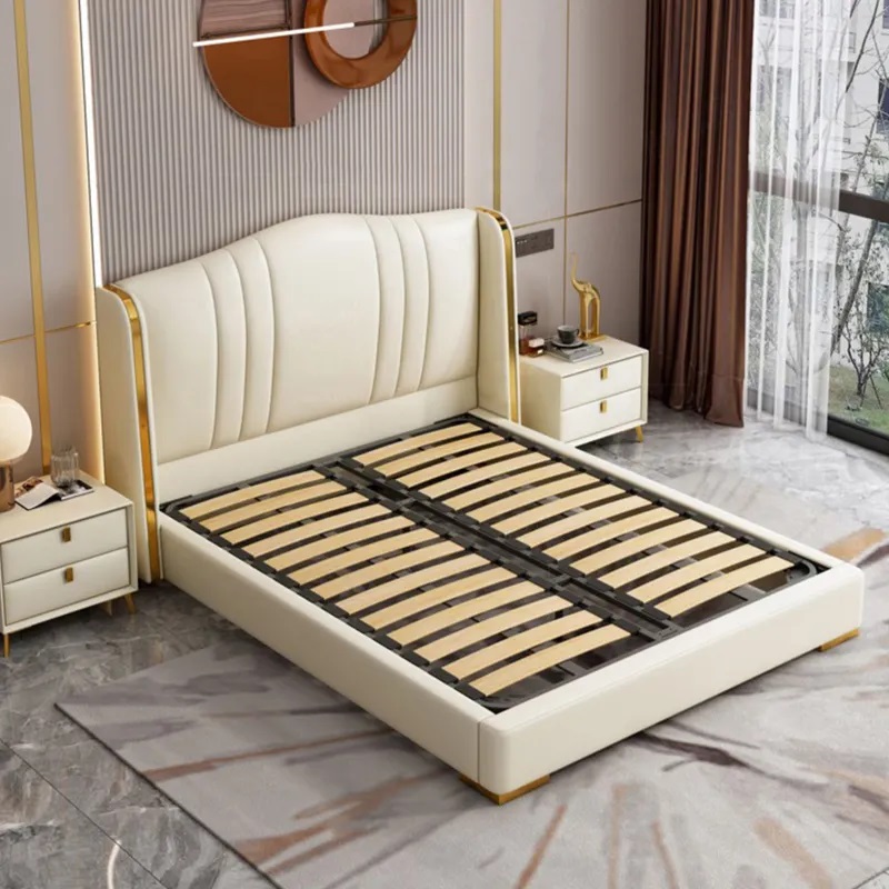 łóżko eko skóra i złote elementy