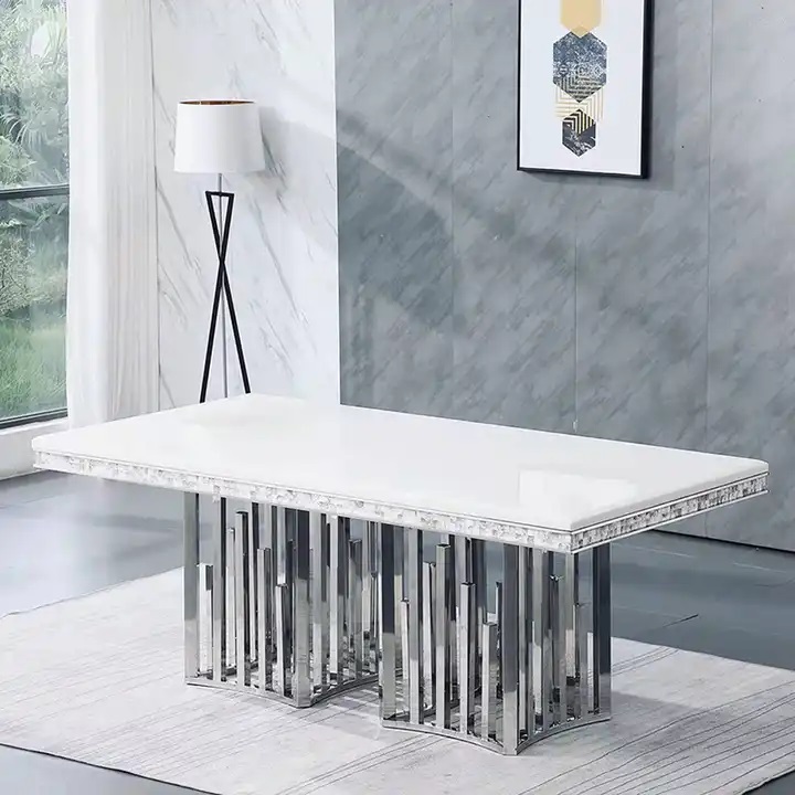 srebrny stół z marmurem