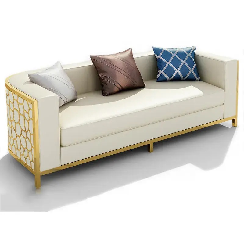 kremowa sofa ze złotymi plastrami miodu