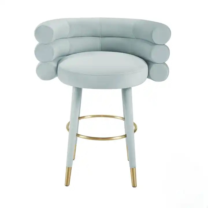 błękitne krzesło barowe ze złotymi nogami