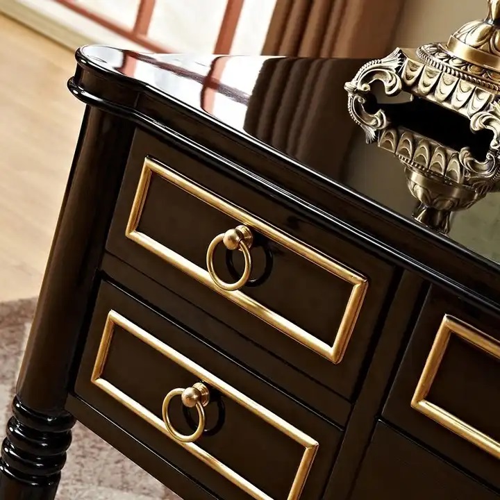 biurko drewniane ze złotymi akcentami