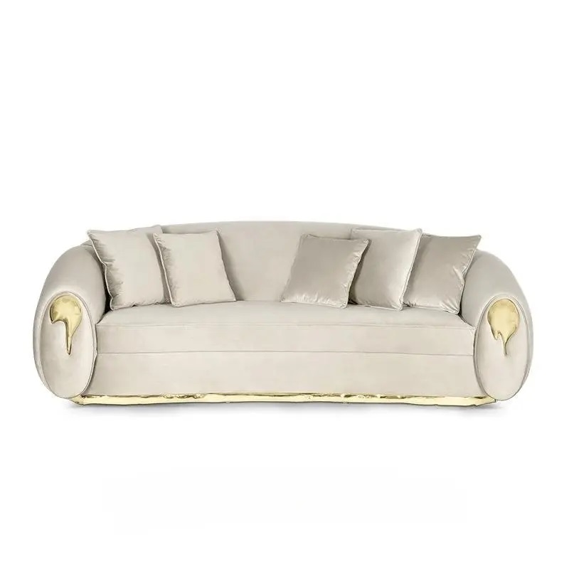 sofa z miękkim welurem i złotymi dodatkami