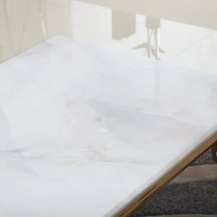 złoty stół z białym marmurem