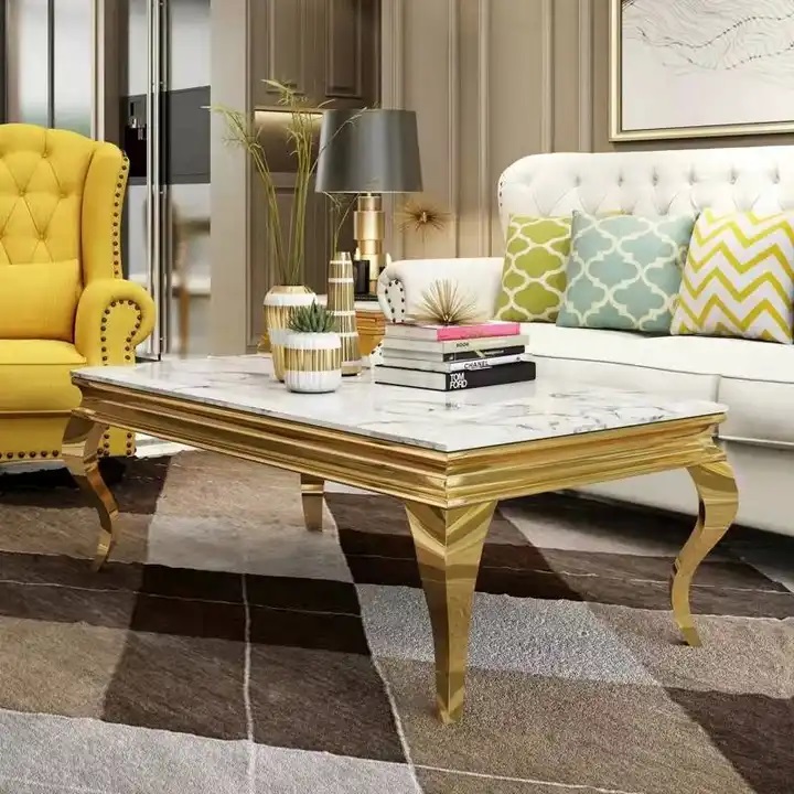 złoty stolika kwowy z marmurowym blatem