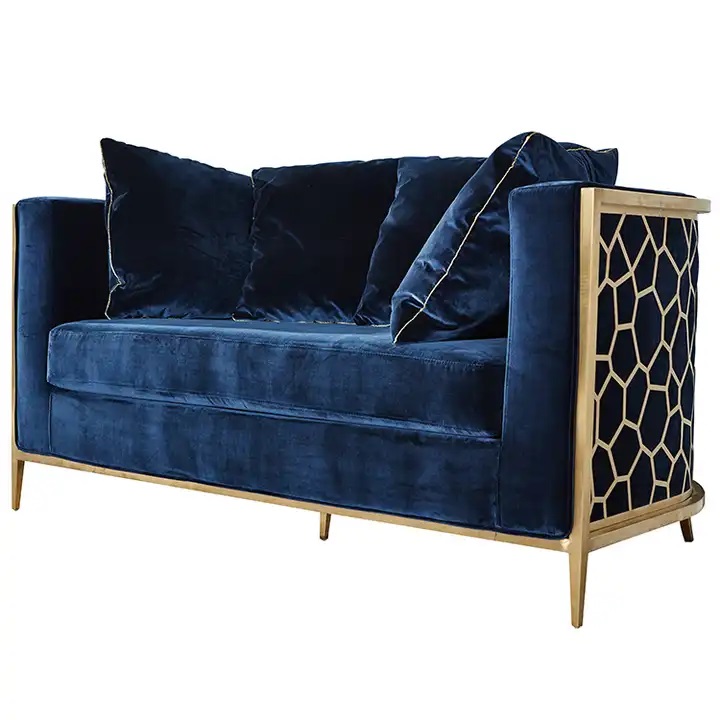 granatowa sofa ze złotymi plastrami miodu