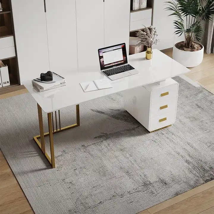biurko lakierowana na złotych nogach