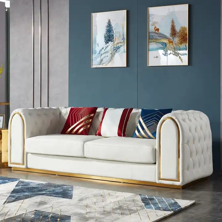 białą sofa ze złotymi dodatkami