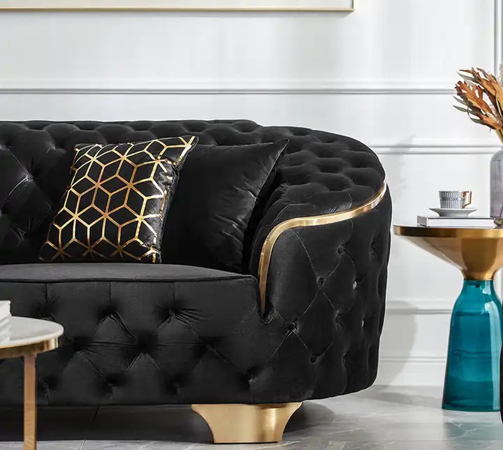 pikowana czarna sofa glamour  złote nogi