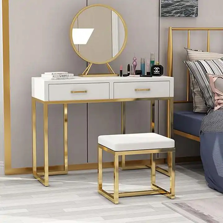 toaletka z lustrem lakierowana biała ze złotymi dodatkami
