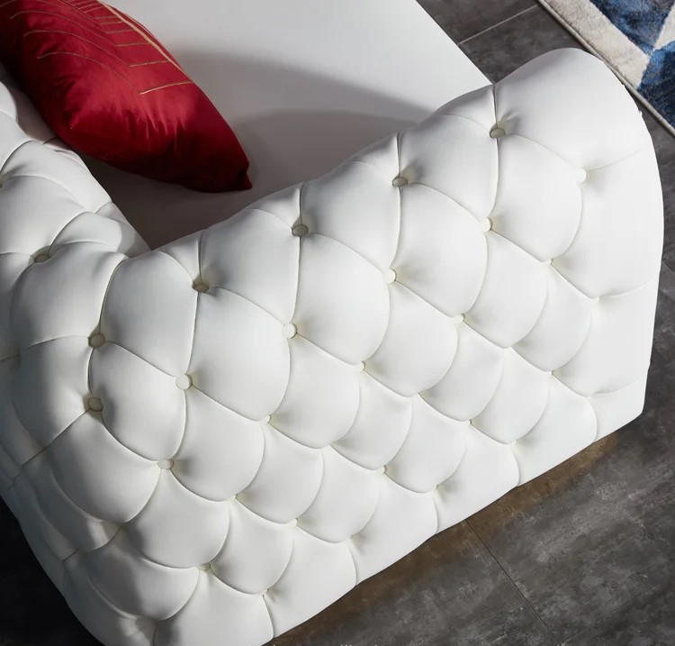 białą sofa ze złotymi dodatkami