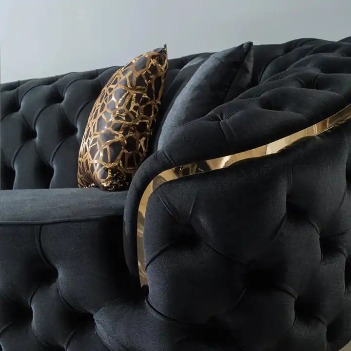 pikowana czarna sofa glamour  złote nogi