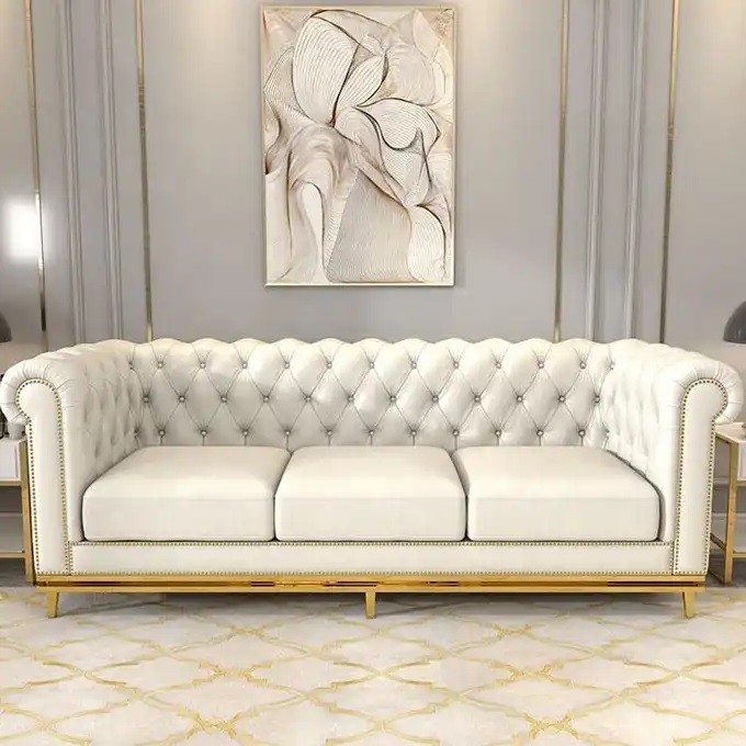 biała sofa gold z pinezkami