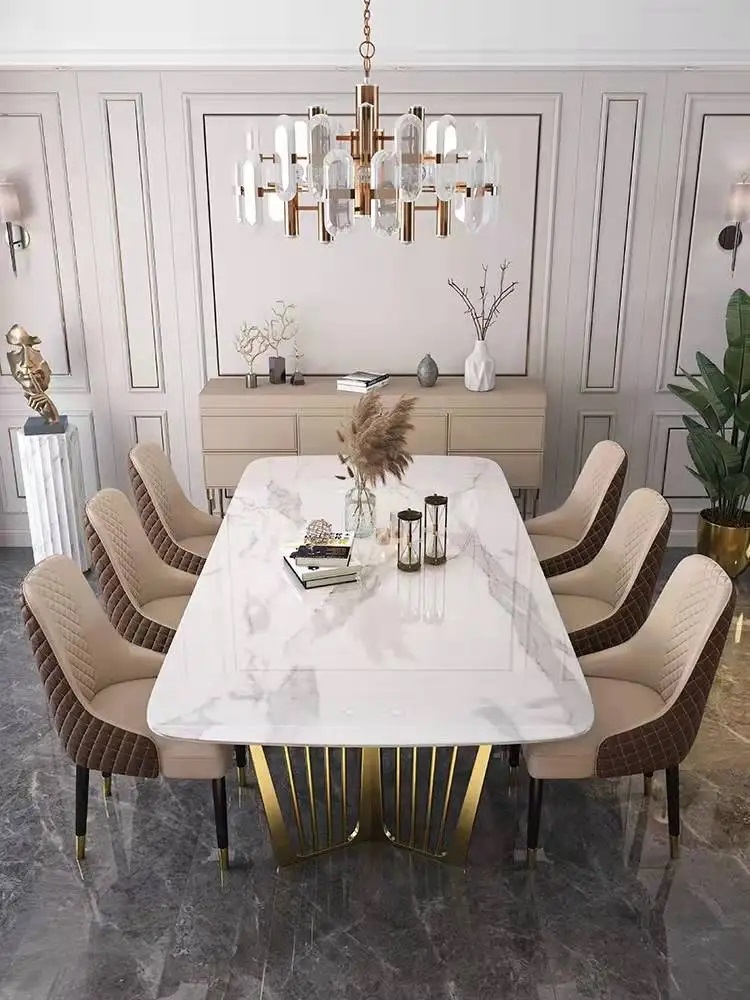 stół z marmurowym blatem na złotych nogach