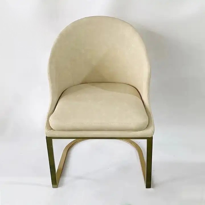 beżowe welurowe krzesło ze złota postawą
