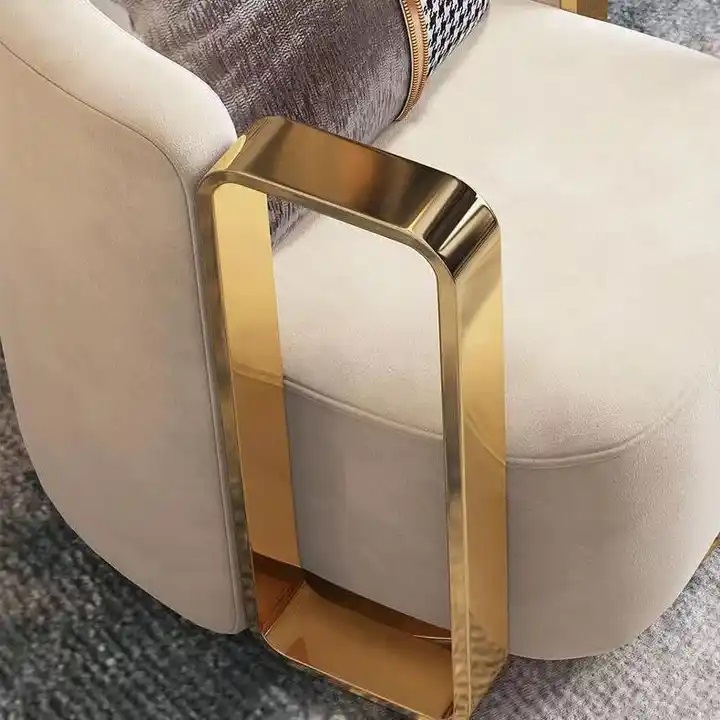 beżowy fotel złote boki i podstawa