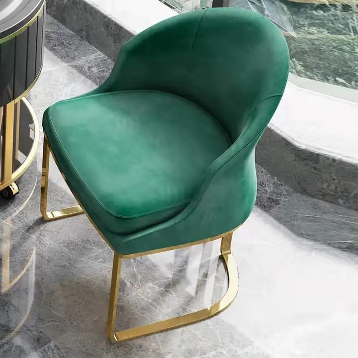 zielone welurowe krzesło ze złota postawą