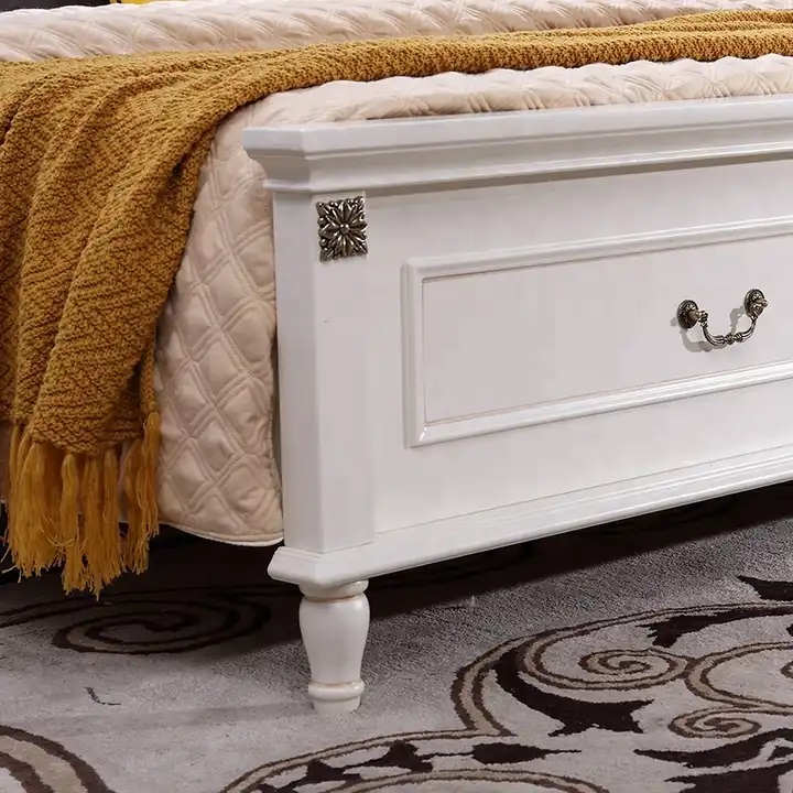 białe drewniane łóżko metalowe zdobienia