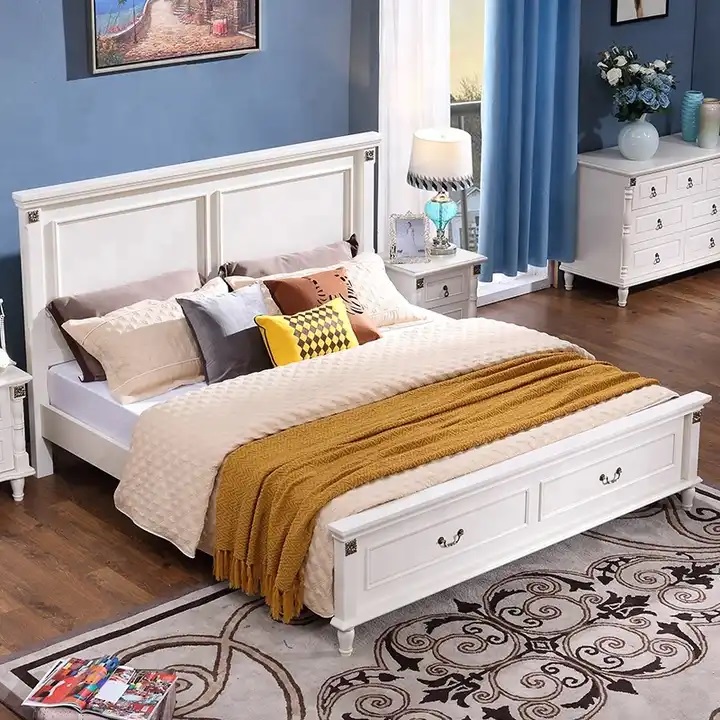 białe drewniane łóżko metalowe zdobienia